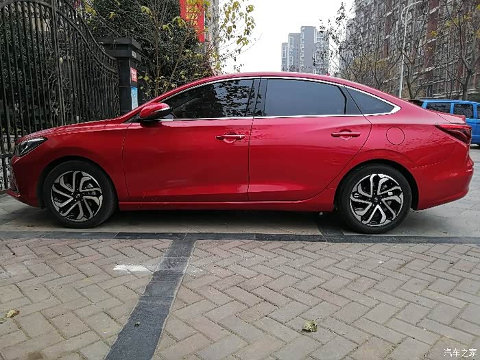 精致炫酷的全新红色长安逸动