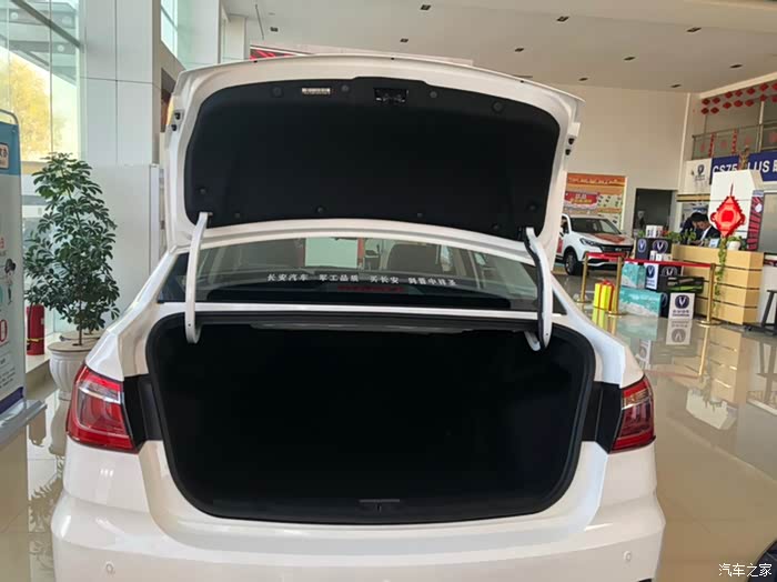 后备箱的空间也很大,出去自驾放行李足够!再也会担心东西放下啦