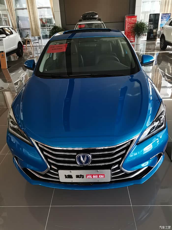 这是我去长安4s店所见到的二代逸动车,是个蓝色逸动,真漂亮,脸盘特宽