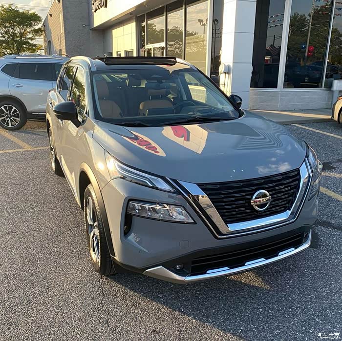 日产奇骏内饰双色的车内氛围营造了很家庭化的风格