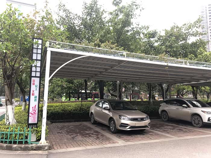 公园停车位都有挡雨棚,这个公园配置哦