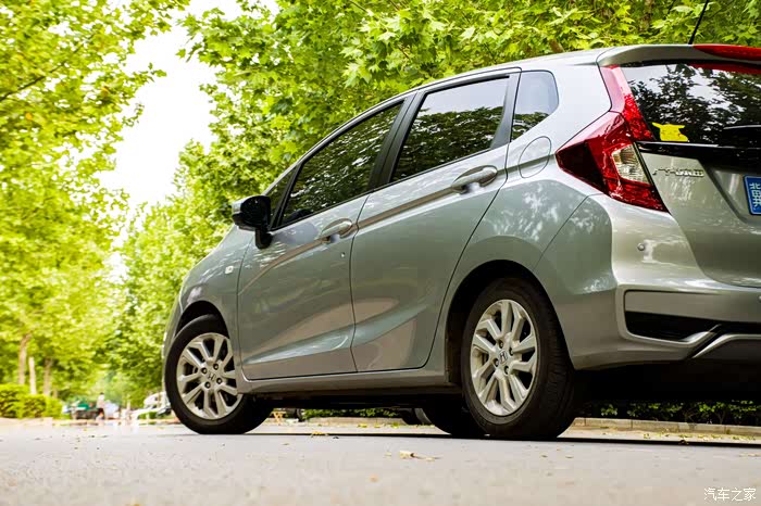 曾经的王者10万以下性价比超高的两厢车飞度停车场实拍