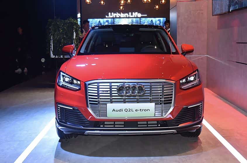 车展上的红色奥迪q2l既运动又喜庆