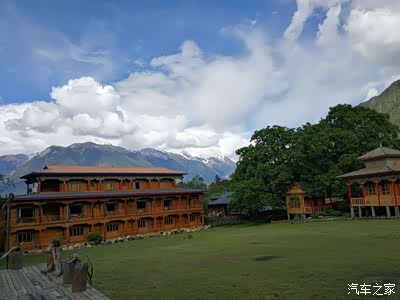 波密岗村住山庄