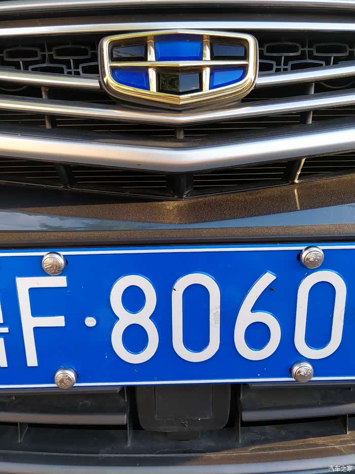 前中网中央是蓝宝石车标,牌照下方是acc自适应巡航的雷达探头,实用