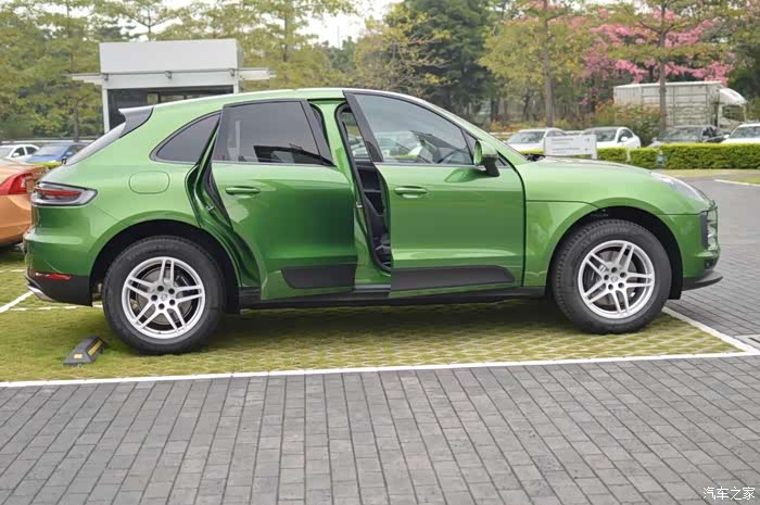 提炫酷曼巴金新macan驾乘体验作业