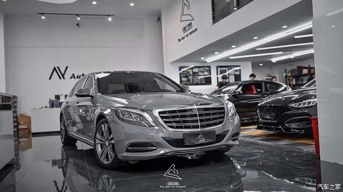 24岁的人生灰色西装奔驰迈巴赫s400