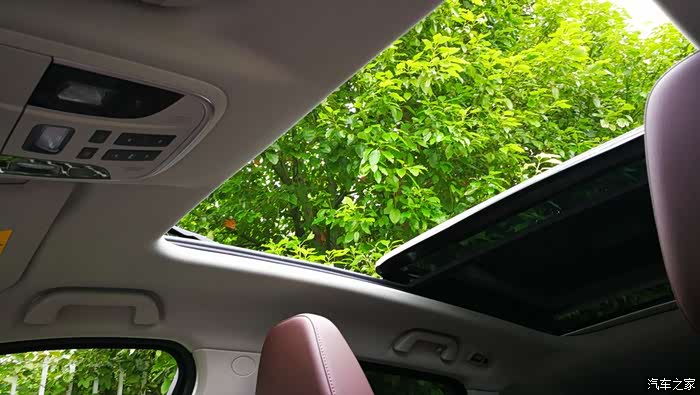 超大的全景天窗,让空气更加清新和自然,随时欣赏蓝蓝的一片天空.