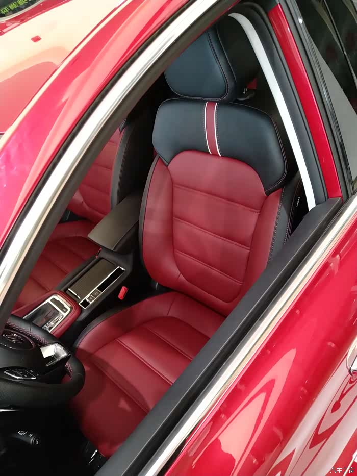 红色车搭配红色座椅,身骚气,这种配色适合小鲜肉小姐姐之类