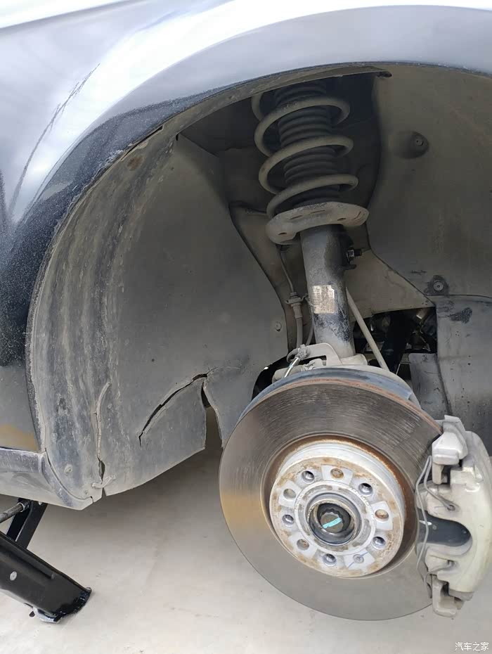 自己动手换右前轮内衬板