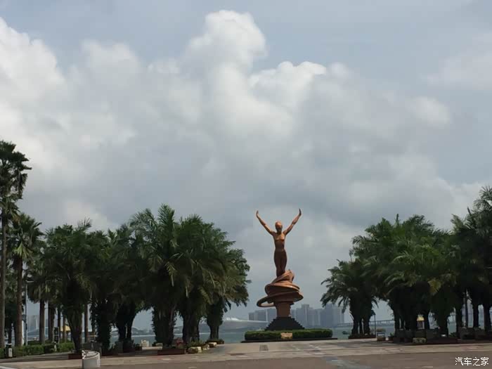 跳水奥运冠军——劳丽诗雕像