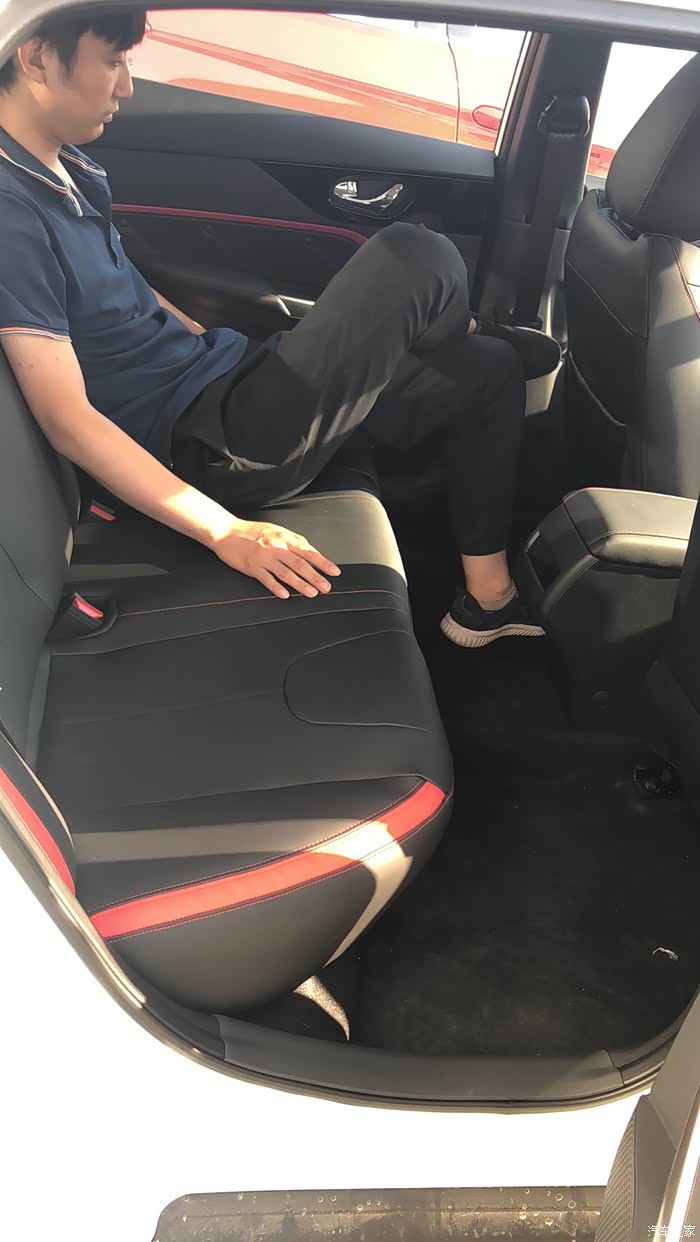 坐在后排,可以轻松翘着二郎腿,一点都不会觉得空间紧凑