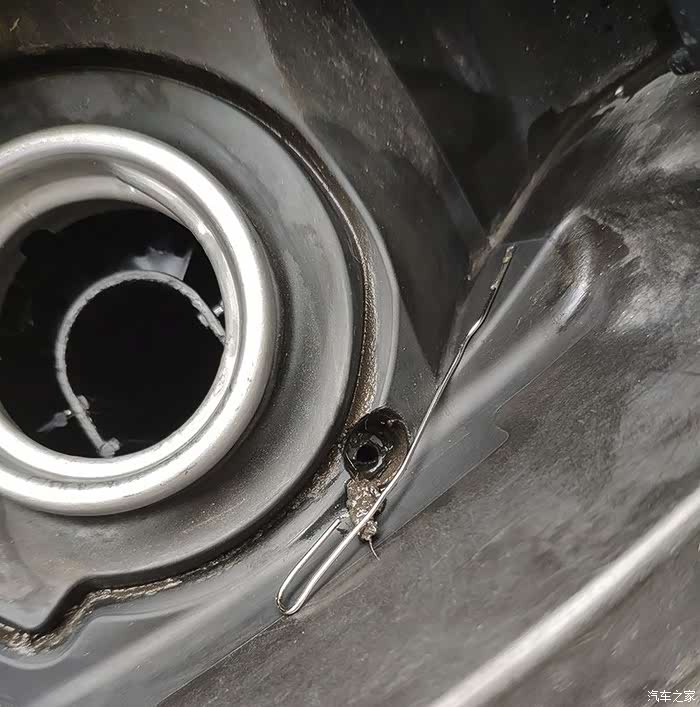 发现观致5油箱盖排水孔堵了疏通一下