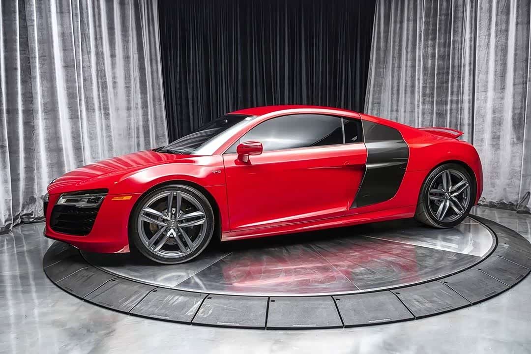 奥迪r8 v10 / 红色车身,艳丽火辣.