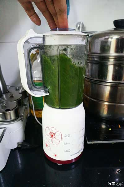 菠菜洗净放榨汁机放一点纯净水,榨汁机选哪种汁渣不分离的破壁机效果