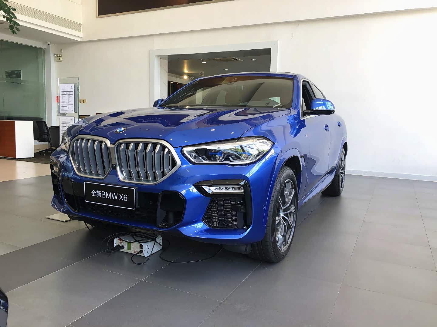 宝马轿跑suv,见过全新x6挂牌上路的吗