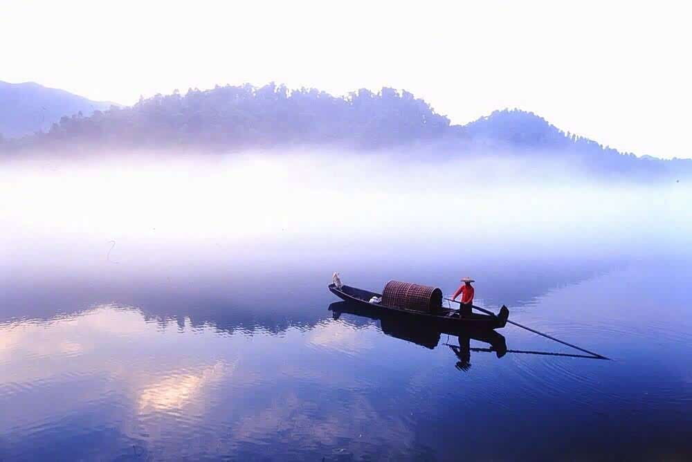 一剪闲云一溪月,一程山水一年华.