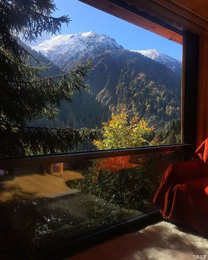 理想中的房子就是,大落地窗,木质地板,还有窗外的美景