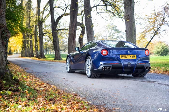 蓝色的法拉利ferrarif12动人心弦的姿态真是美极
