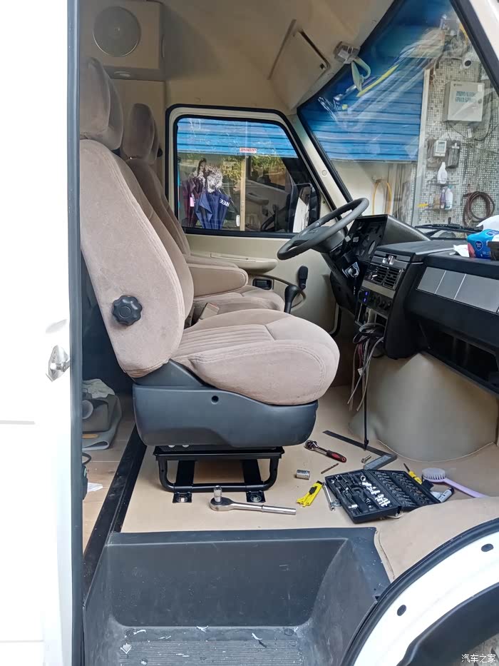 独自一人,一年的业余时间——依维柯短轴旅行床车改装完成