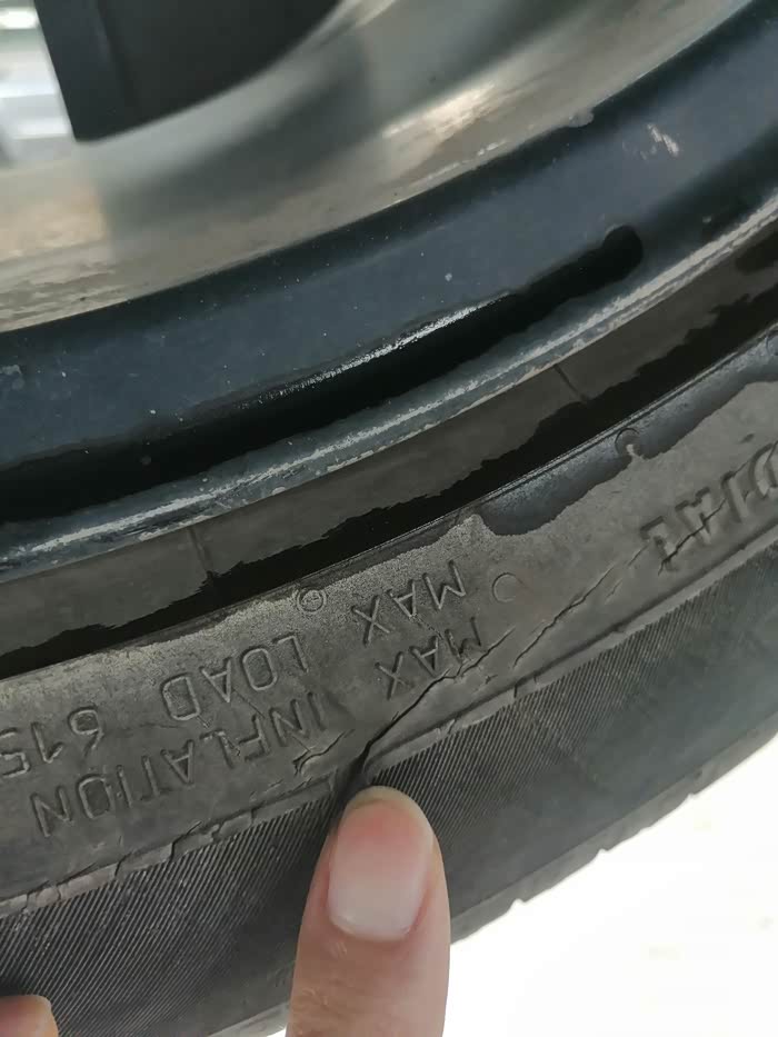 轮胎胎侧这样裂要不要换