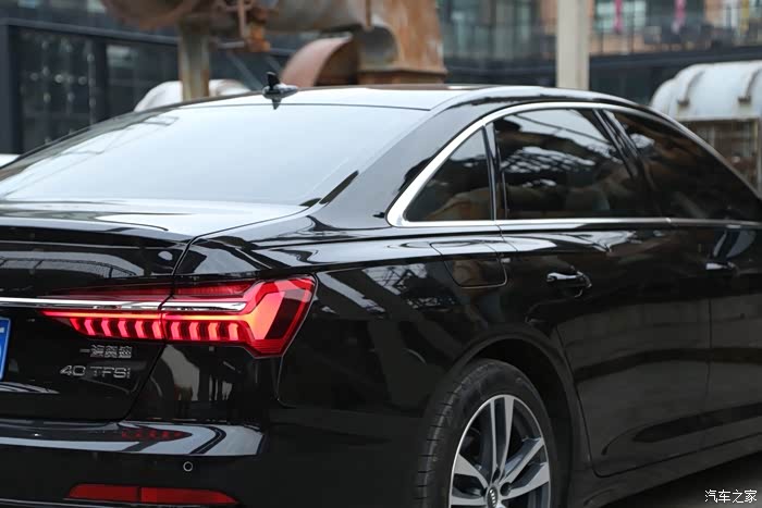 奥迪sline的标识已经要有,虽然已是大叔,但是我还有一颗不羁的心