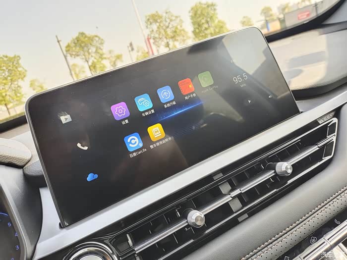 悬浮式的大屏幕也是科技感十足,这点我还是很满意的,操作起来也很轻松