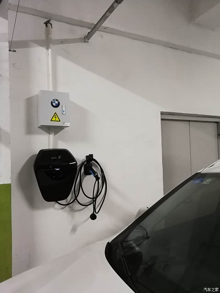宝马有点抠门,充电桩没***头挂,就那么耷着!