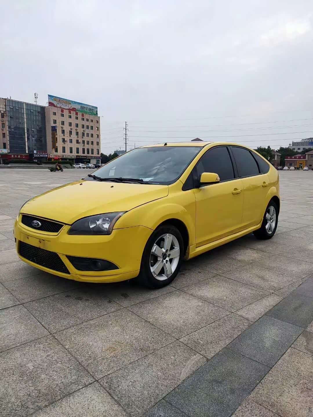黄色的老款福特福克斯骚得一批.