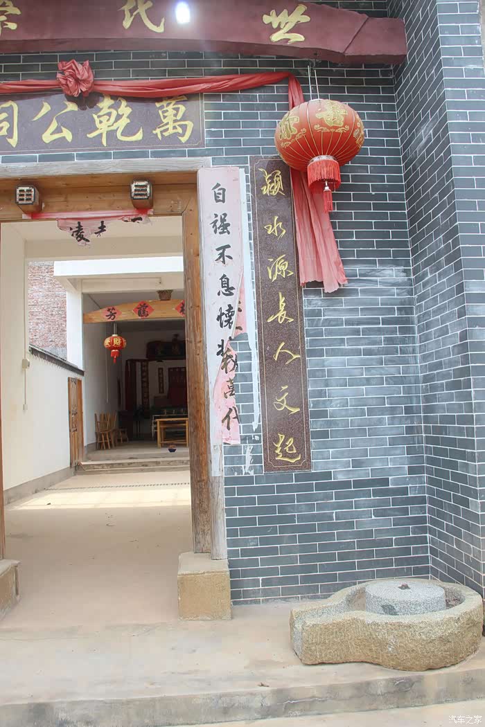 尊重历史民俗拜访钟氏祠堂