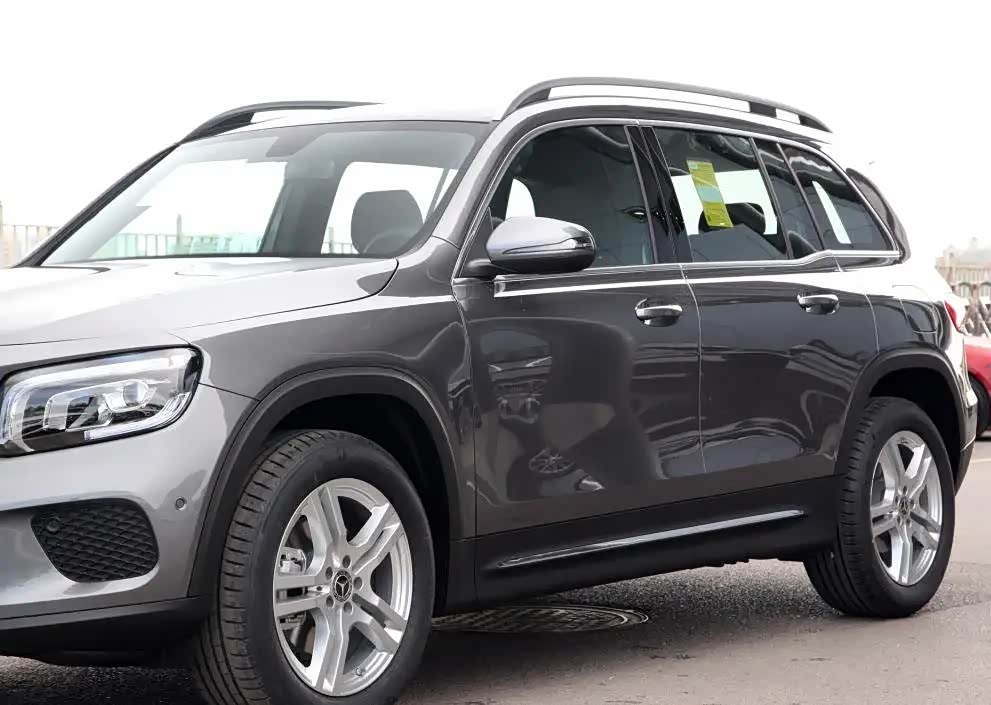 奔驰glb的外形看上去非常的帅气