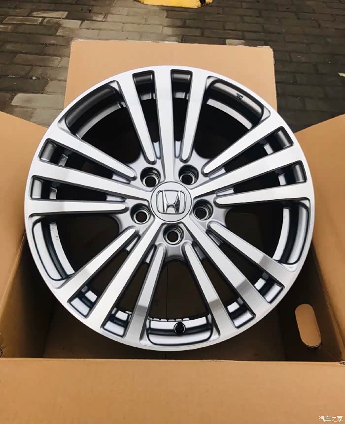 请问艾力绅原车轮毂是多重的