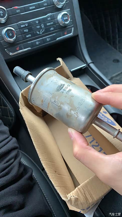 福特金牛座1.5t豪华版汽油滤芯更换