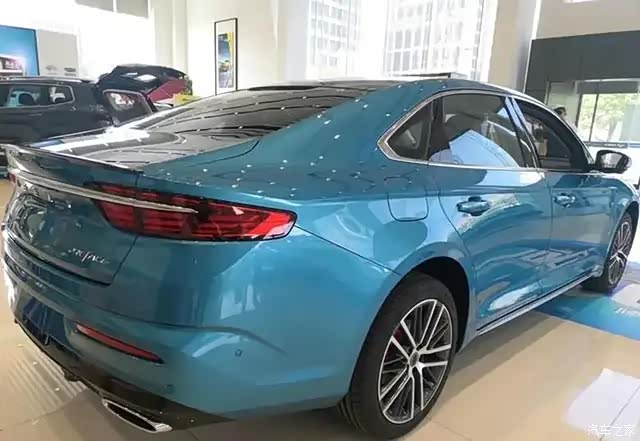 2020款吉利星瑞孔雀蓝色车身很时尚配20t