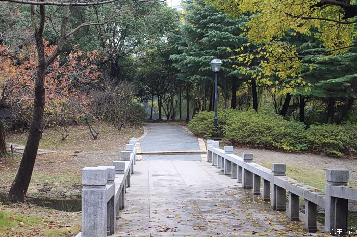 这里有座平直石桥