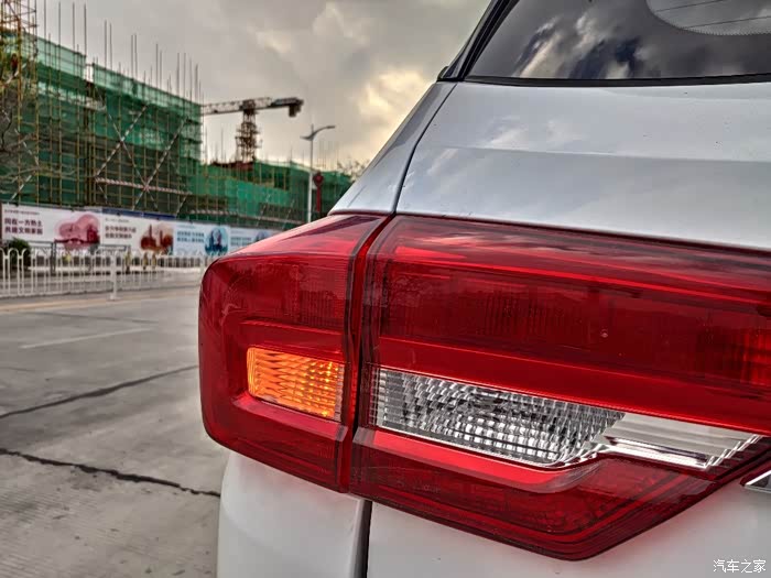 尾灯也是比较方正的设计,比较耐看.