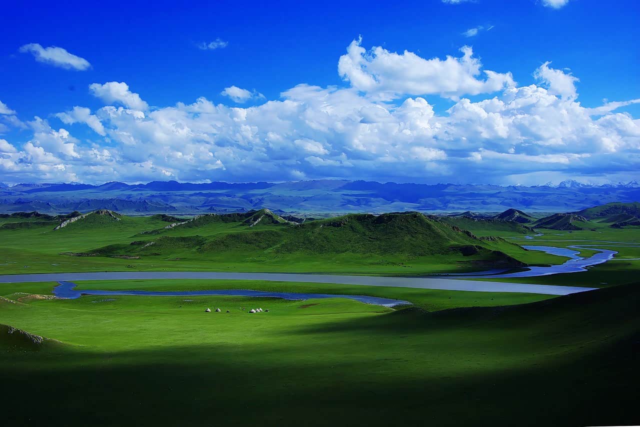 新疆草原的美丽风光,大自然的魅力无限,蓝天白云,青青草原