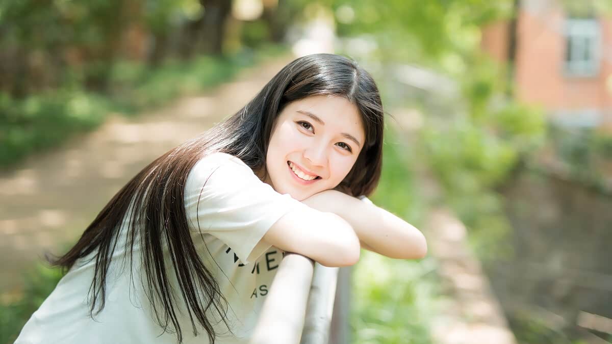 元气少女满满的青春气息青春在欢声笑语中畅饮未来