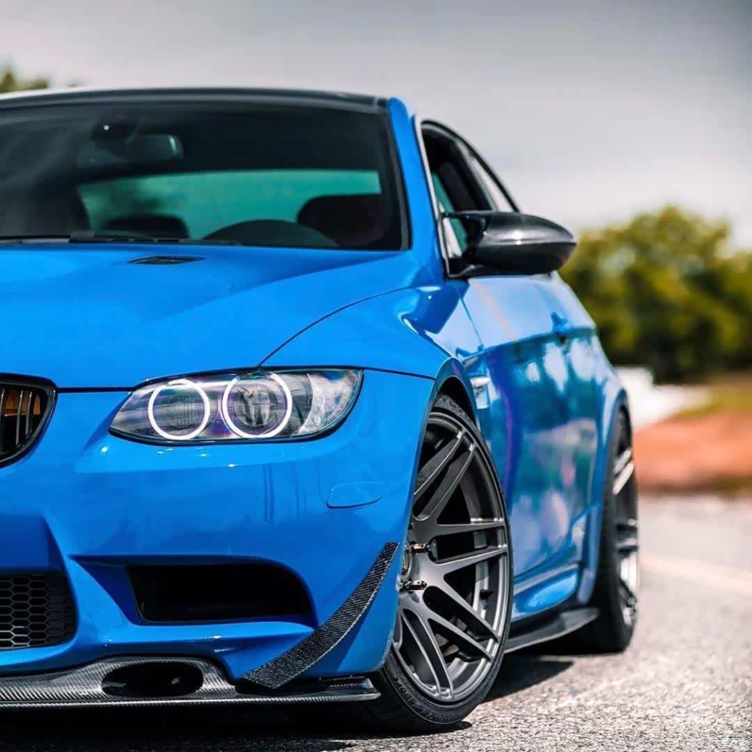 帅气十足的蓝色bmwm3e92
