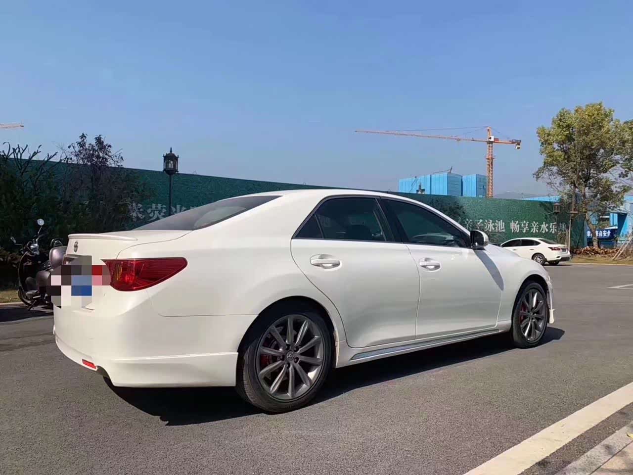 丰田锐志的外形运动感满满内饰也非常不赖