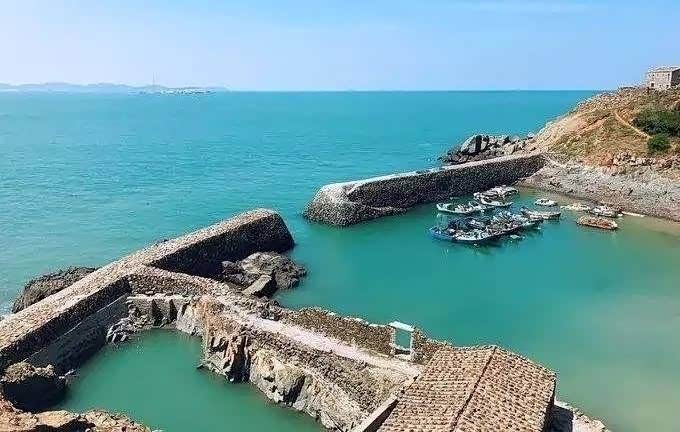 福建东庠岛,海岸线上的石头房子.