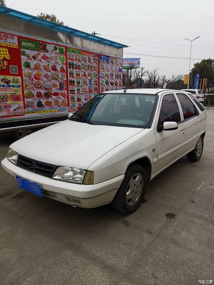 勾起一代人回忆的赛道安全保障车神龙富康