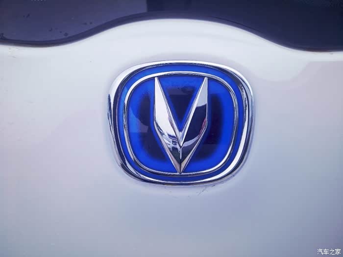 【山东长安车友会】我的小奔奔邂逅一辆白色电动新奔奔