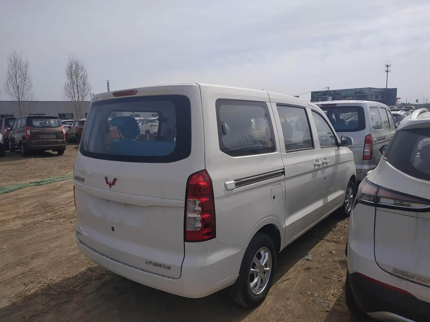 【图】刚刚来4s店新款宏光v_五菱宏光v论坛_汽车之家论坛