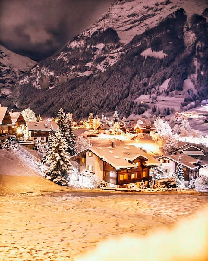 瑞士夜晚的雪景像极了童话世界