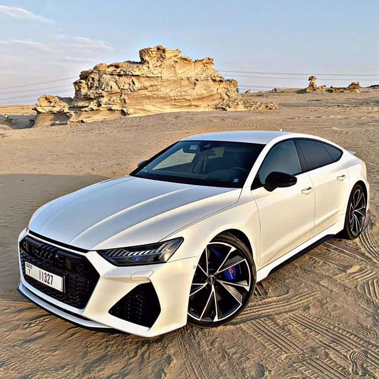 白色的奥迪rs7在任何场景之下都显得很优雅大气
