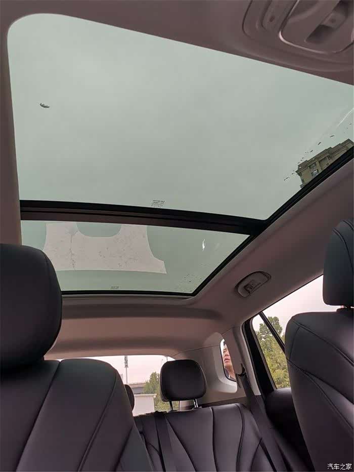 全景天窗,采光面积真的好大啊,打开的瞬间,车内明显亮了好多.