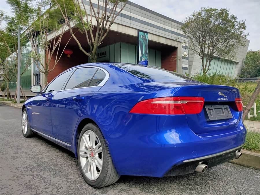 捷豹xel这个蓝色真的是好看!