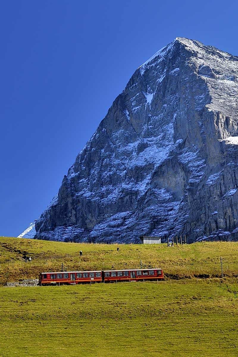 雪山与火车,自然与人文的完美交织