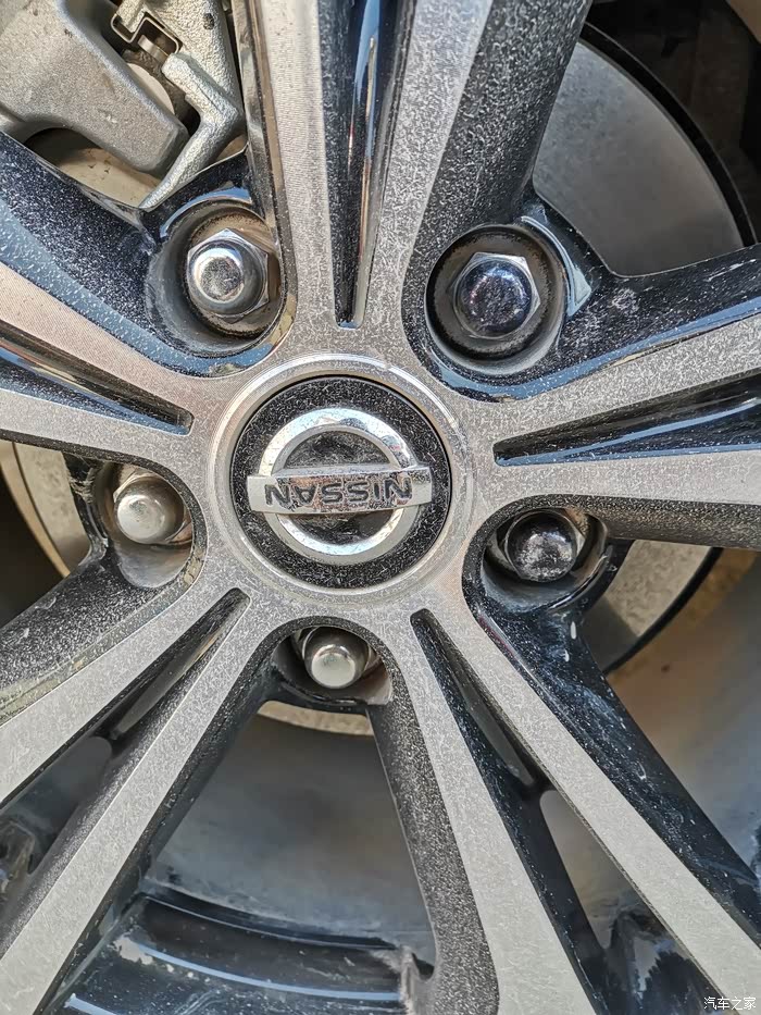 看你们轮胎螺丝这样吗